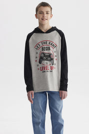 Polera niño teen gris melange con mangas negras y estampa de control de videojuego en el frente estilo casual