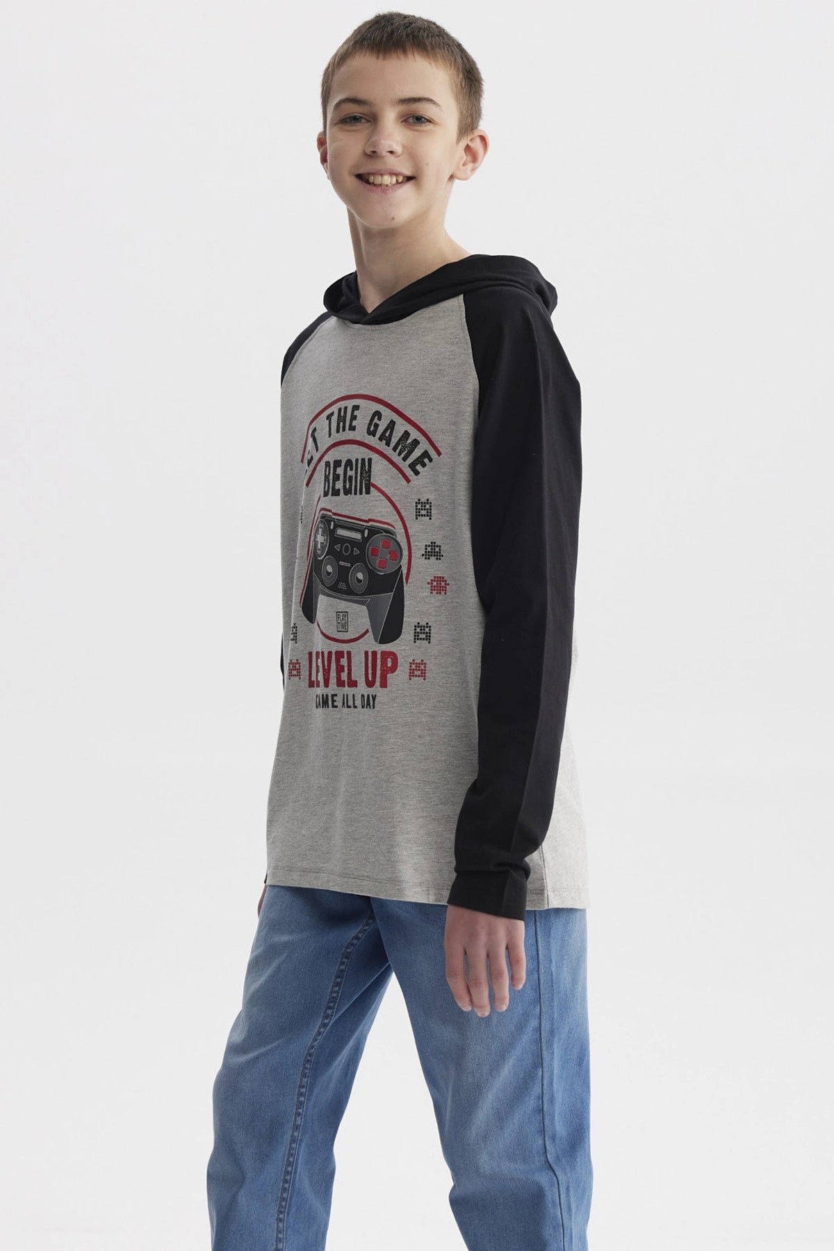 Polera niño teen gris melange con mangas negras y estampa de control de videojuego en el frente estilo casual