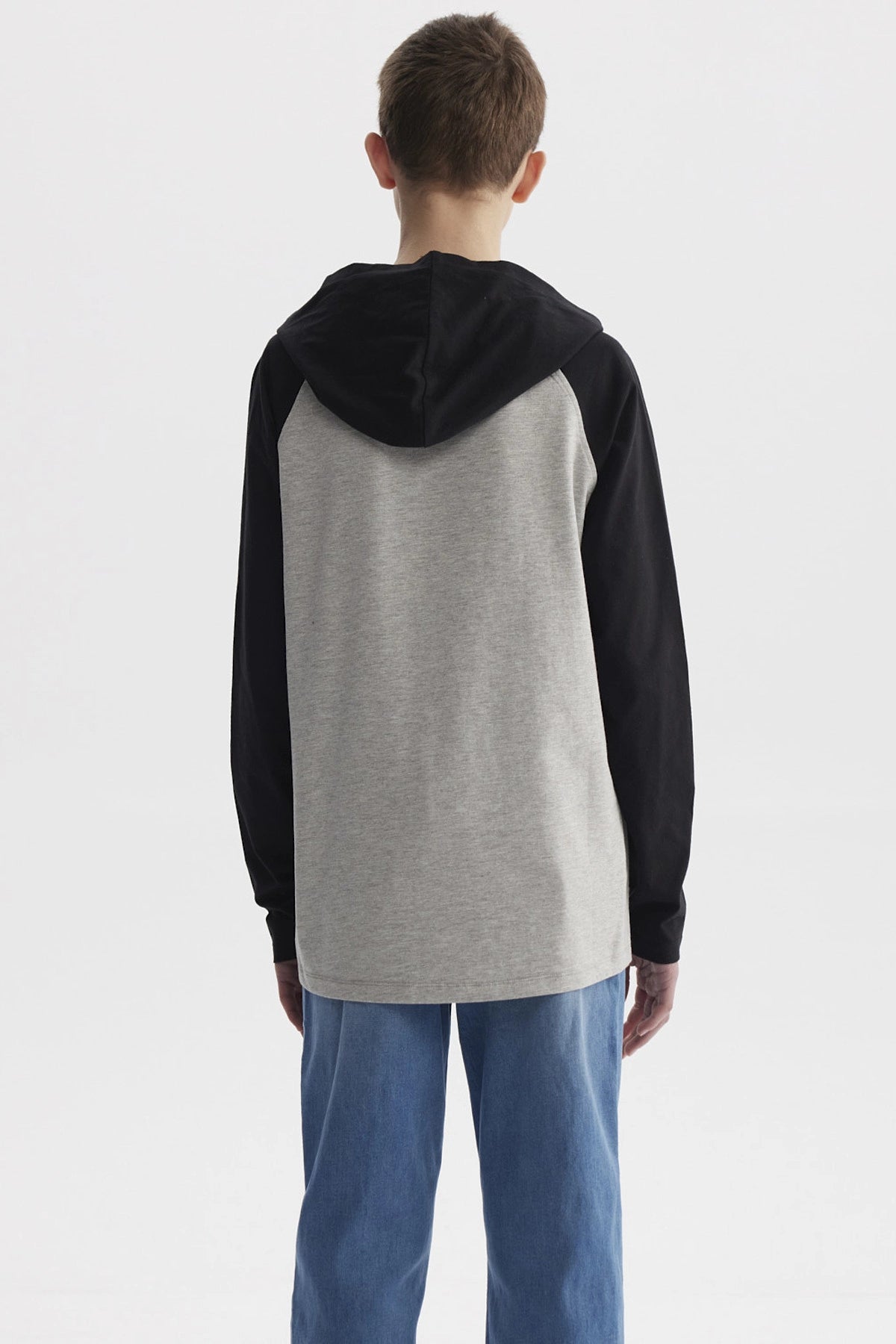 Polera niño teen gris melange con mangas negras y estampa de control de videojuego en el frente estilo casual