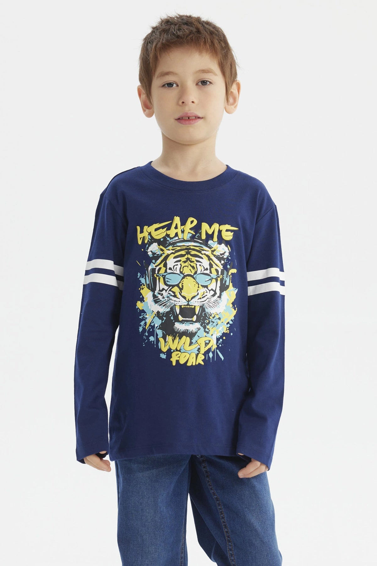 Polera azul oscuro para niño con franjas blancas en mangas y estampa central de tigre con gafas audífonos y texto Hear Me Wild Roar