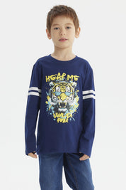 Polera azul oscuro para niño con franjas blancas en mangas y estampa central de tigre con gafas audífonos y texto Hear Me Wild Roar
