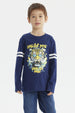 Polera azul oscuro para niño con franjas blancas en mangas y estampa central de tigre con gafas audífonos y texto Hear Me Wild Roar
