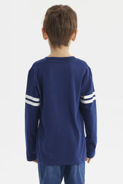 Polera azul oscuro para niño con franjas blancas en mangas y estampa central de tigre con gafas audífonos y texto Hear Me Wild Roar
