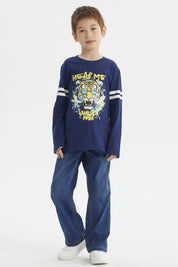 Polera azul oscuro para niño con franjas blancas en mangas y estampa central de tigre con gafas audífonos y texto Hear Me Wild Roar