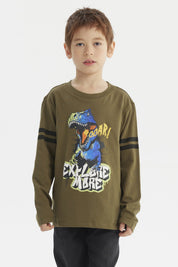 Polera de niño verde militar con dinosaurio azul y texto Roaar Explore More al frente estilo gráfico divertido
