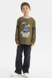 Polera de niño verde militar con dinosaurio azul y texto Roaar Explore More al frente estilo gráfico divertido