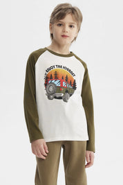 Polera cruda de niño con mangas largas verdes y estampado central de un jeep en un bosque al atardecer con texto Enjoy the Journey