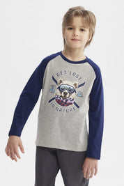 Polera gris melange de niño con mangas azul oscuro y estampa de oso con gafas y bufanda en el centro