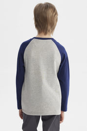 Polera gris melange de niño con mangas azul oscuro y estampa de oso con gafas y bufanda en el centro