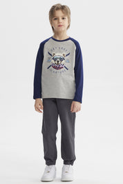 Polera gris melange de niño con mangas azul oscuro y estampa de oso con gafas y bufanda en el centro