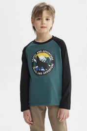 Polera verde oscuro con mangas negras y estampado central de lobo aullando frente a luna llena con texto Travel and Adventure