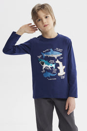 Polera azul oscuro para niño con estampado de tiburones y texto explicativo en el frente estilo gráfico
