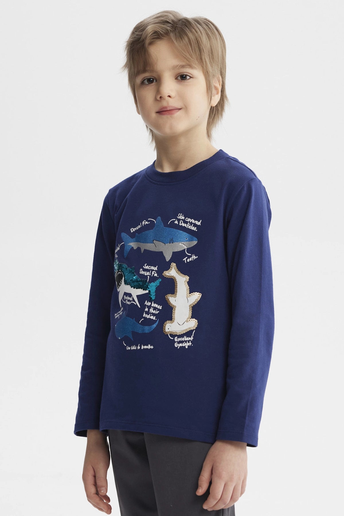 Polera azul oscuro para niño con estampado de tiburones y texto explicativo en el frente estilo gráfico