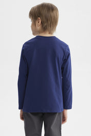 Polera azul oscuro para niño con estampado de tiburones y texto explicativo en el frente estilo gráfico