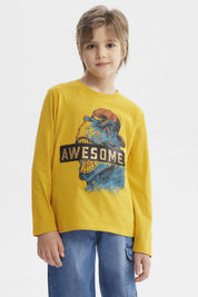 Polera mostaza para niño con estampa de dinosaurio azul y texto AWESOME en el pecho estilo gráfico divertido