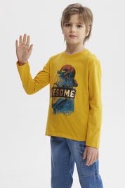 Polera mostaza para niño con estampa de dinosaurio azul y texto AWESOME en el pecho estilo gráfico divertido