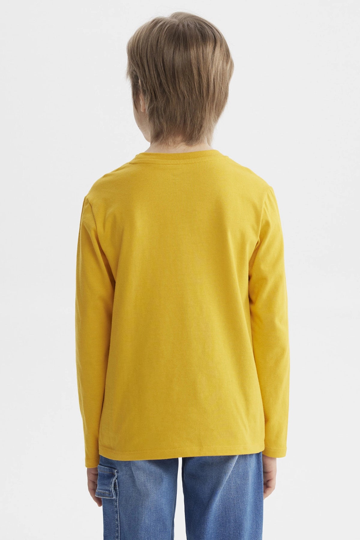 Polera mostaza para niño con estampa de dinosaurio azul y texto AWESOME en el pecho estilo gráfico divertido