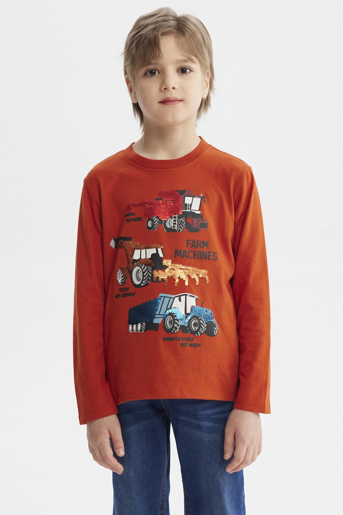 Polera niño ocre con estampado de máquinas agrícolas al frente estilo dibujo animado