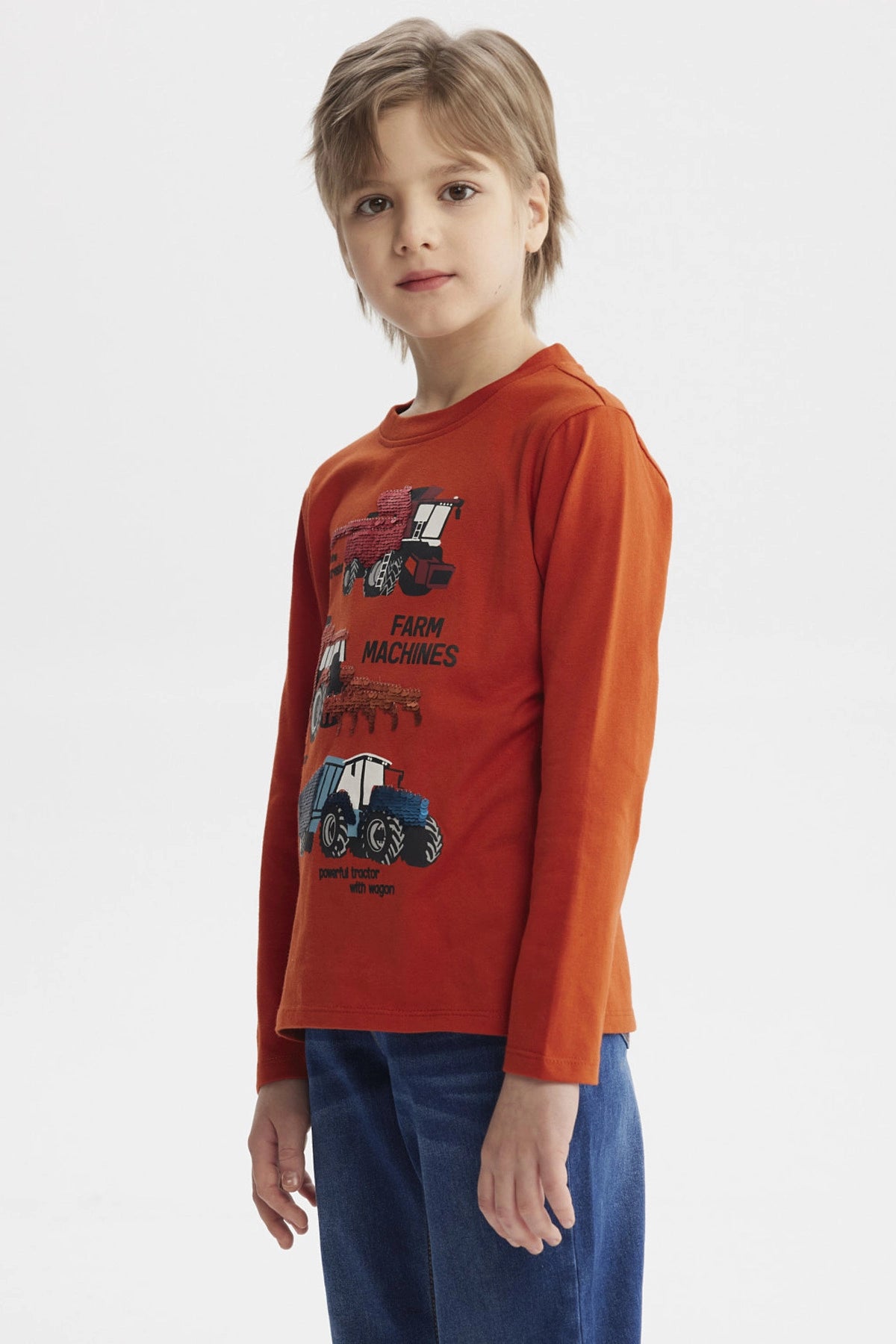 Polera niño ocre con estampado de máquinas agrícolas al frente estilo dibujo animado