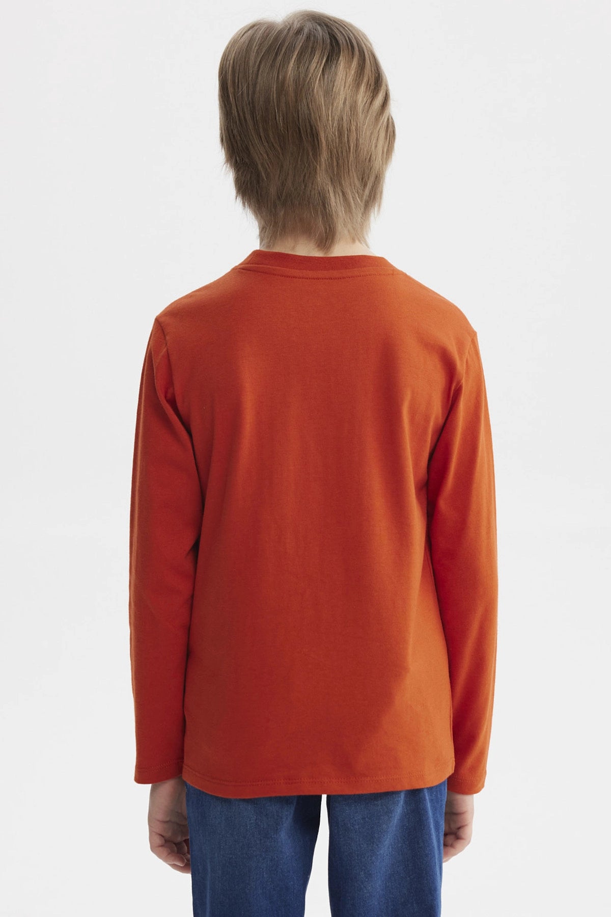 Polera niño ocre con estampado de máquinas agrícolas al frente estilo dibujo animado