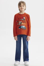 Polera niño ocre con estampado de máquinas agrícolas al frente estilo dibujo animado
