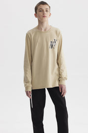 Polera beige de niño con diseño de letras NY en el pecho estilo urbano manga larga con puños elásticos
