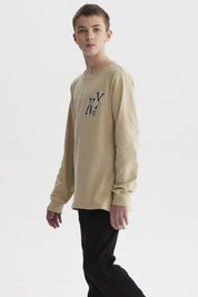 Polera beige de niño con diseño de letras NY en el pecho estilo urbano manga larga con puños elásticos