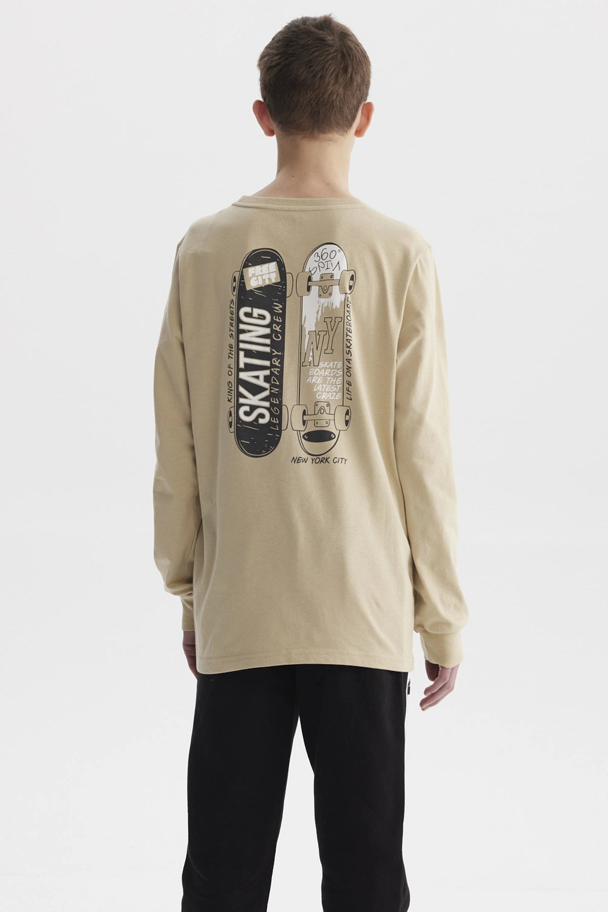 Polera beige de niño con diseño de letras NY en el pecho estilo urbano manga larga con puños elásticos