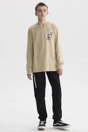 Polera beige de niño con diseño de letras NY en el pecho estilo urbano manga larga con puños elásticos