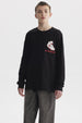 Polera negra para niño con diseño de zapatilla roja y blanca estilo gráfico pequeño en el pecho con texto Sneaker