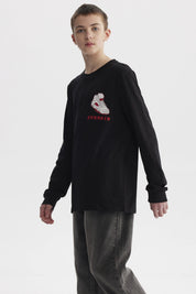 Polera negra para niño con diseño de zapatilla roja y blanca estilo gráfico pequeño en el pecho con texto Sneaker