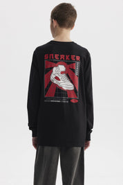Polera negra para niño con diseño de zapatilla roja y blanca estilo gráfico pequeño en el pecho con texto Sneaker