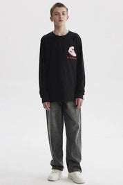 Polera negra para niño con diseño de zapatilla roja y blanca estilo gráfico pequeño en el pecho con texto Sneaker