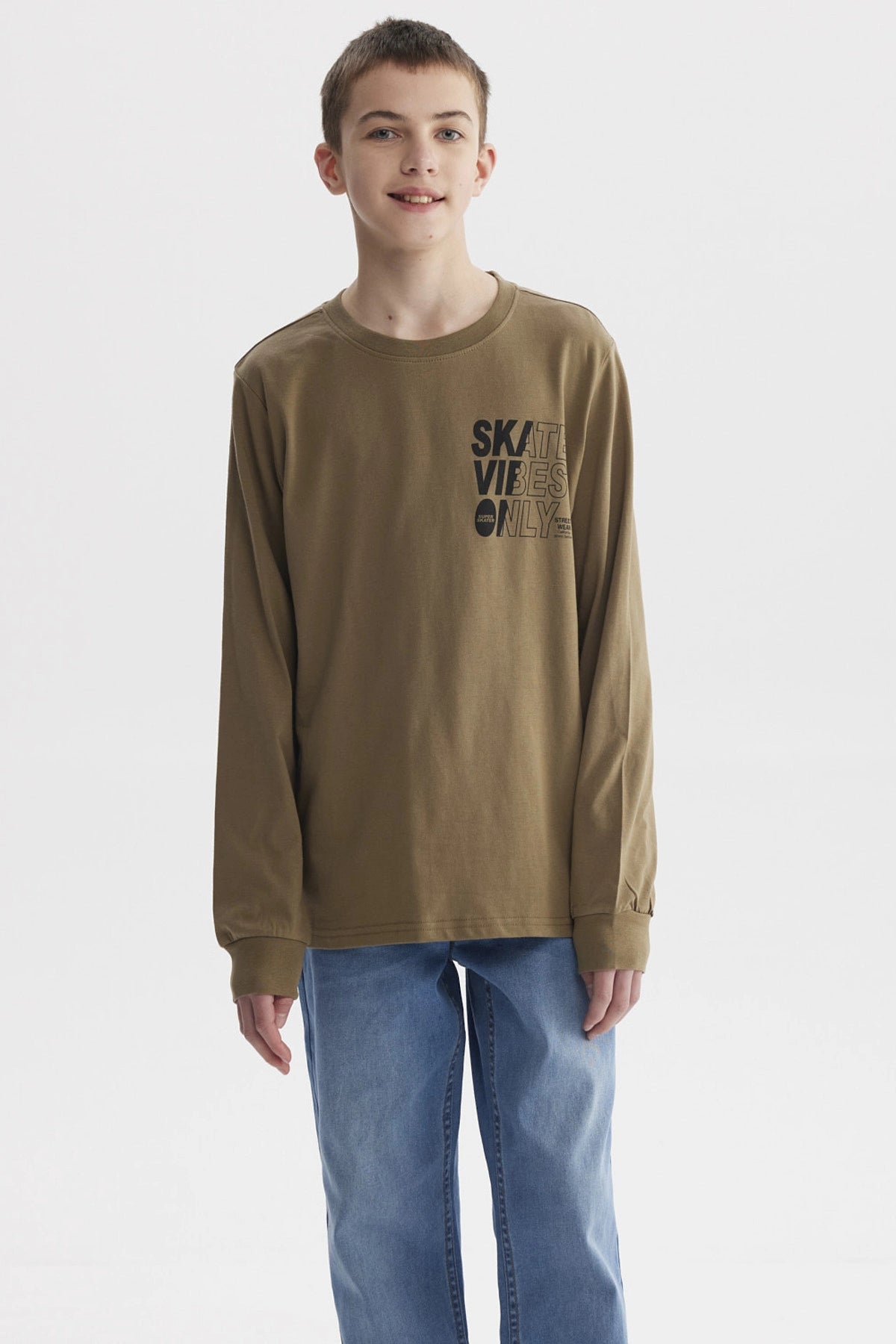 Polera verde militar de manga larga con texto Skate Vibes Only en el pecho estilo urbano