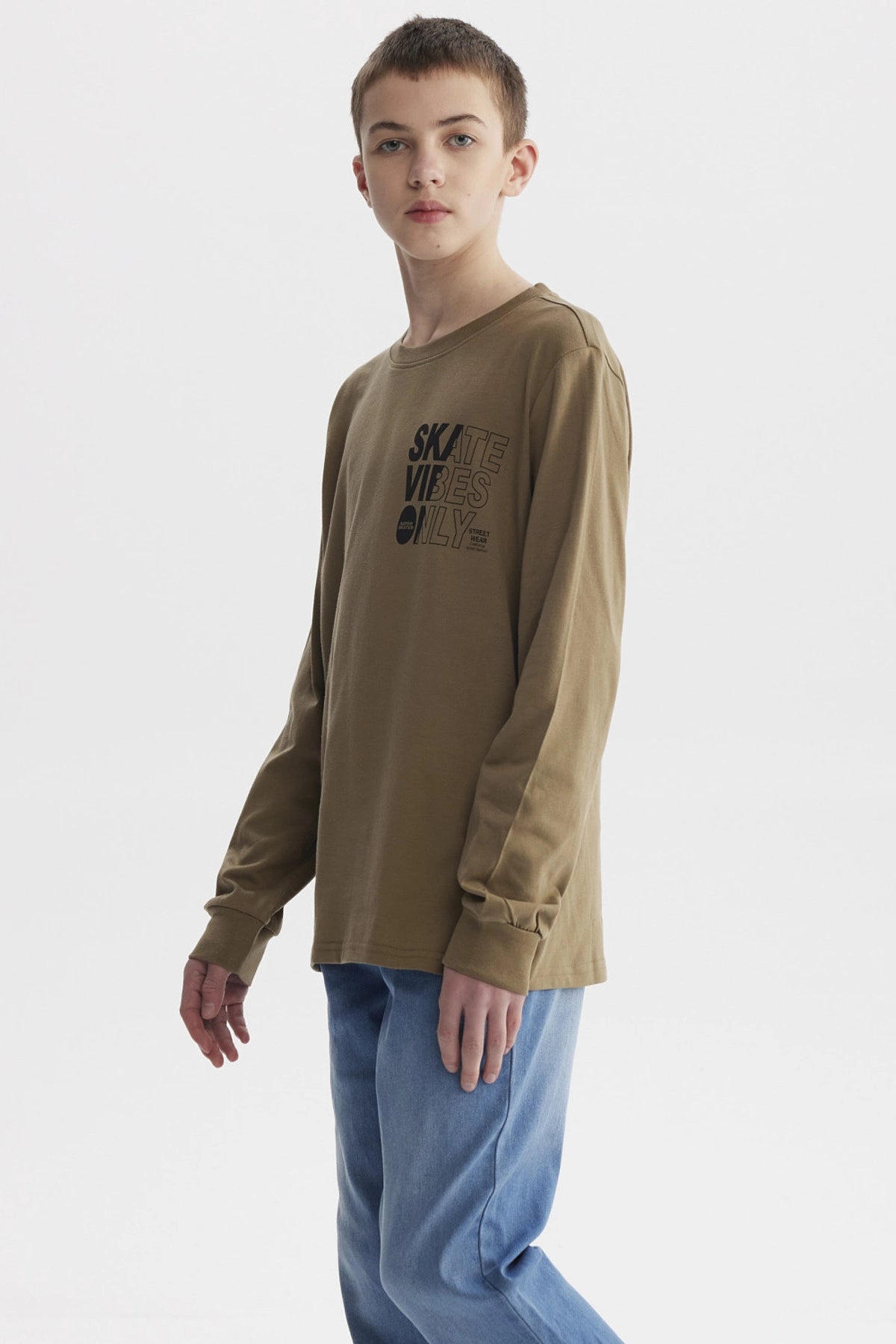 Polera verde militar de manga larga con texto Skate Vibes Only en el pecho estilo urbano