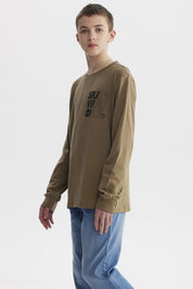 Polera verde militar de manga larga con texto Skate Vibes Only en el pecho estilo urbano