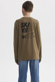 Polera verde militar de manga larga con texto Skate Vibes Only en el pecho estilo urbano