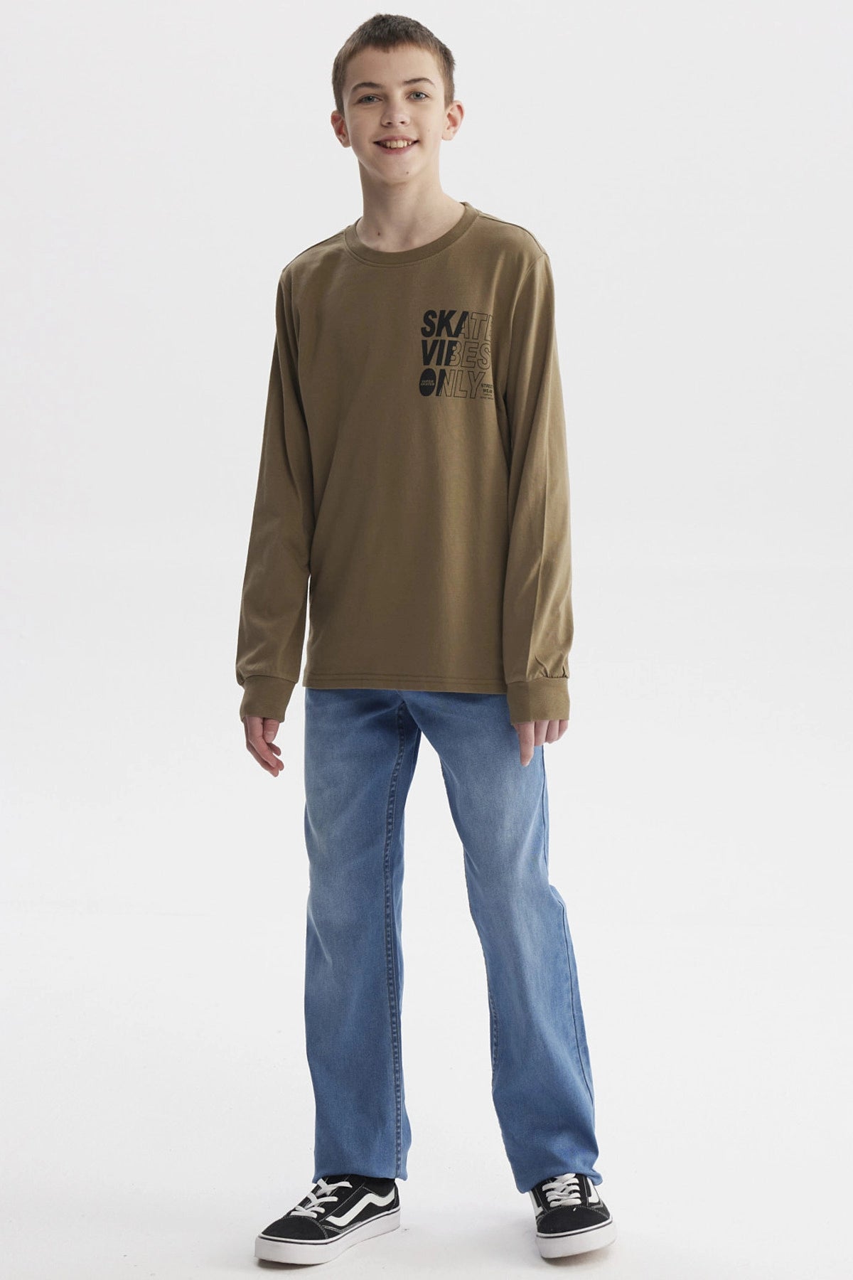 Polera verde militar de manga larga con texto Skate Vibes Only en el pecho estilo urbano