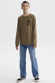 Polera verde militar de manga larga con texto Skate Vibes Only en el pecho estilo urbano