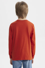 Polera de niño ocre con estampa grande de tiburón azul en estilo gráfico en el centro y texto King of the Deep Sea