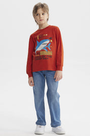 Polera de niño ocre con estampa grande de tiburón azul en estilo gráfico en el centro y texto King of the Deep Sea