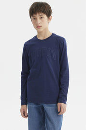Polera de niño azul oscuro con texto LONDON en relieve en el pecho diseño casual y moderno sin estampa adicional