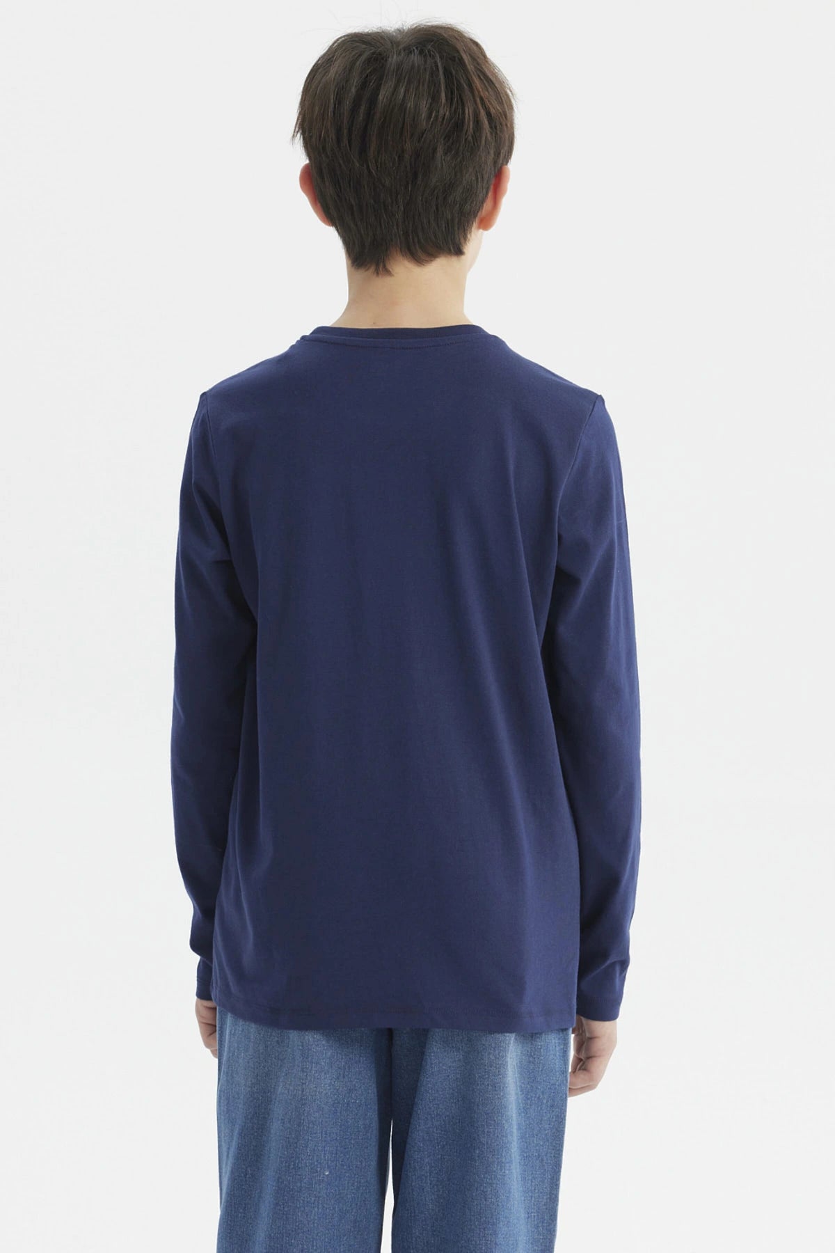 Polera de niño azul oscuro con texto LONDON en relieve en el pecho diseño casual y moderno sin estampa adicional