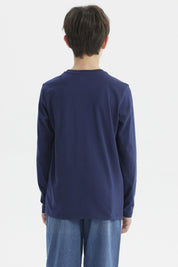 Polera de niño azul oscuro con texto LONDON en relieve en el pecho diseño casual y moderno sin estampa adicional
