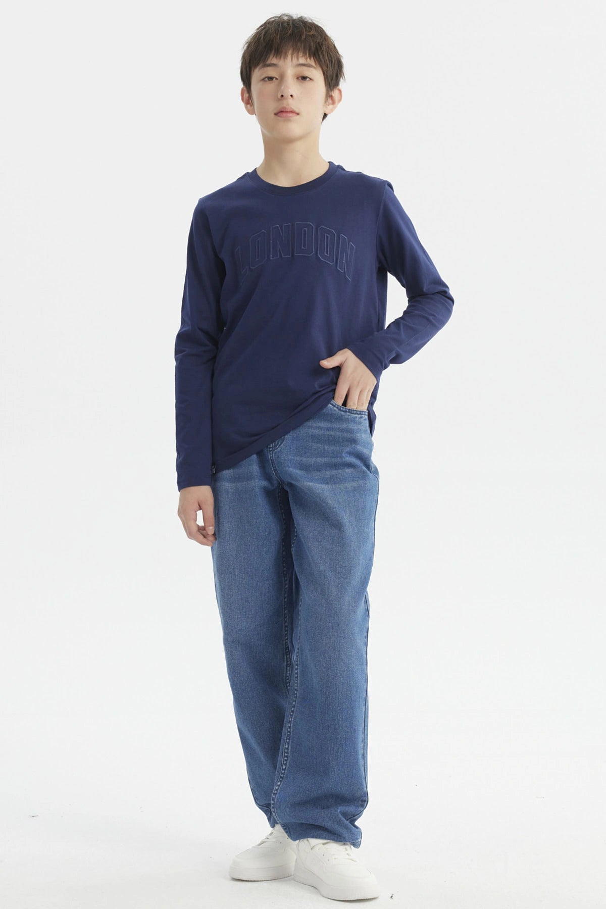 Polera de niño azul oscuro con texto LONDON en relieve en el pecho diseño casual y moderno sin estampa adicional