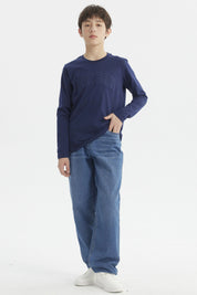 Polera de niño azul oscuro con texto LONDON en relieve en el pecho diseño casual y moderno sin estampa adicional