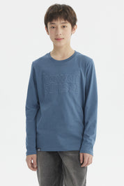 Polera azul petróleo para niño con texto Hawaii Sunset en relieve al frente de estilo casual y manga larga lisa