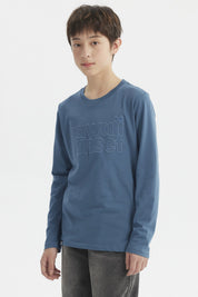 Polera azul petróleo para niño con texto Hawaii Sunset en relieve al frente de estilo casual y manga larga lisa