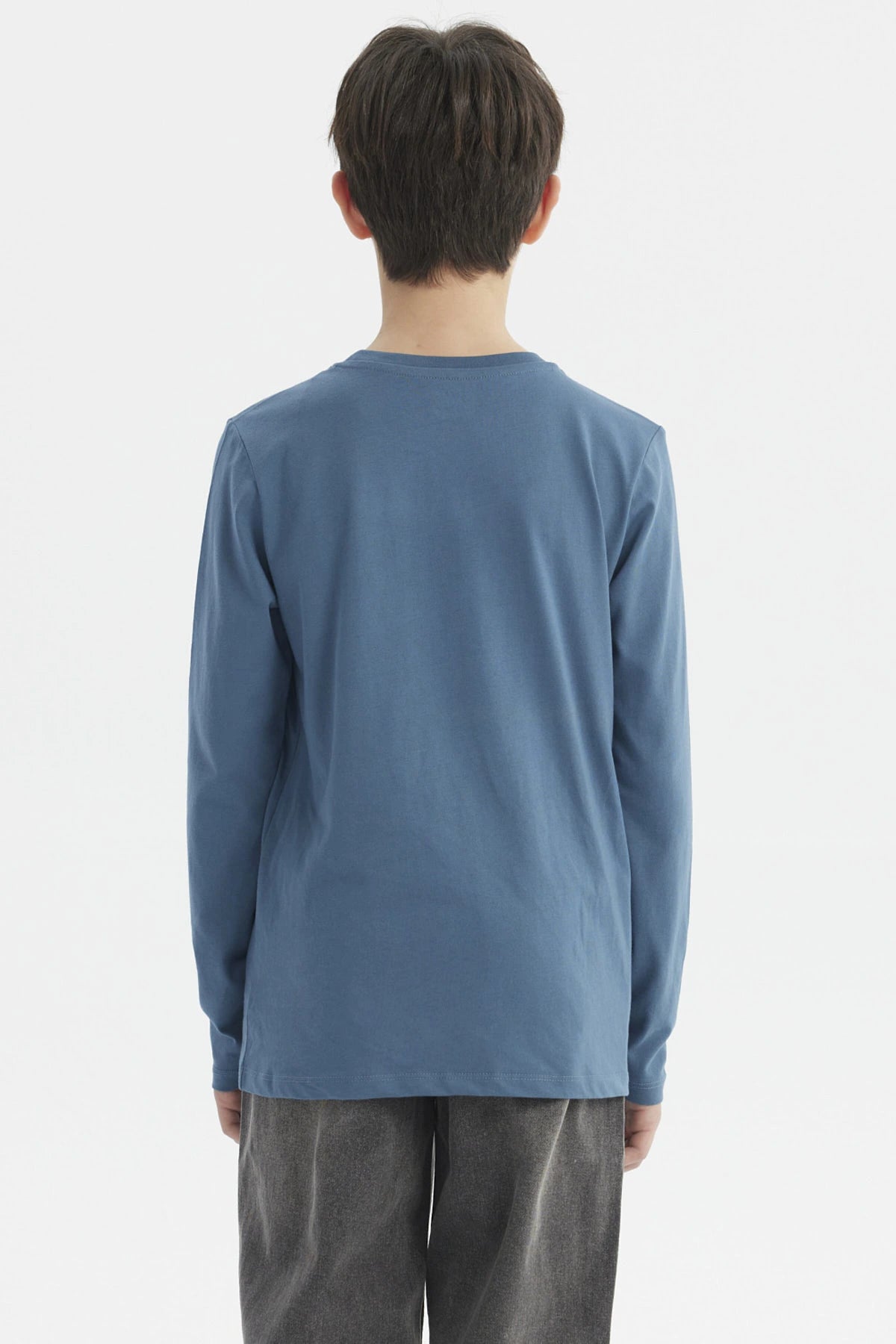 Polera azul petróleo para niño con texto Hawaii Sunset en relieve al frente de estilo casual y manga larga lisa