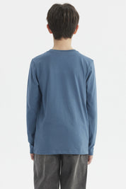 Polera azul petróleo para niño con texto Hawaii Sunset en relieve al frente de estilo casual y manga larga lisa